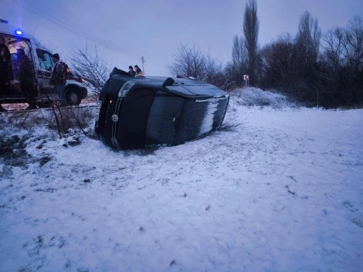 Buzlanan yolda kayan minib&uuml;s şarampole devrildi
