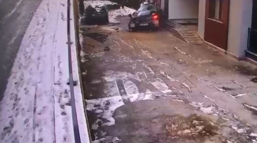 Buzlanan yolda kontrolden &ccedil;ıkan cip sitenin bah&ccedil;esine u&ccedil;tu
