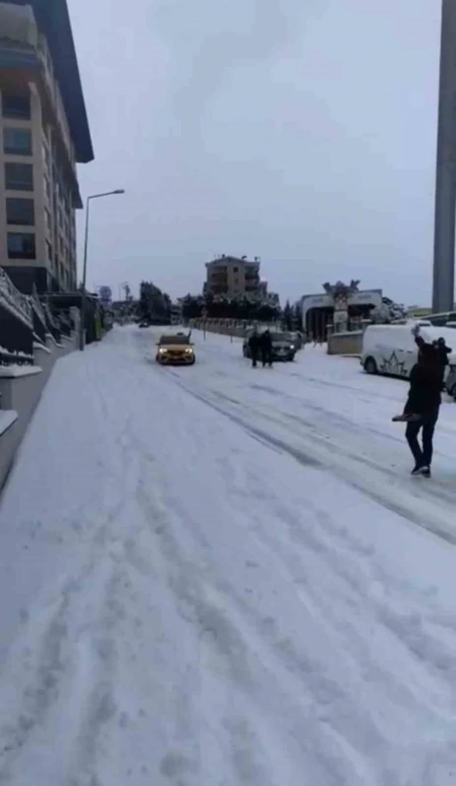 Buzlu yolda kaza b&ouml;yle geldi
