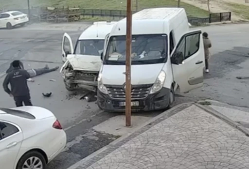 Cadde ile sokağın kesişiminde &ccedil;arpıştılar: 4 yaralı
