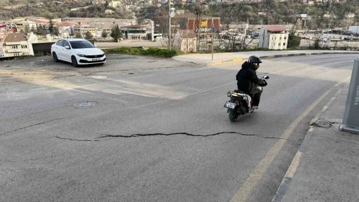 Cadde yolunda oluşan &ccedil;atlaklıklar tehlike oluşturuyor
