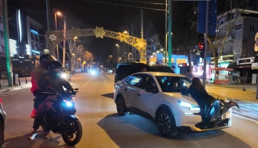 Caddebostan&rsquo;da aracın &ouml;n&uuml;ne atlayan yolcu konuştu: "Alkol&uuml;n etkisiyle yaptım, k&ouml;t&uuml; niyetim yoktu"
