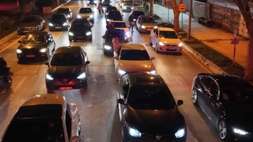 Caddebostan&rsquo;da otomobilin camından sarkan gen&ccedil;ten pes dedirten s&ouml;zler: "Bayrampaşa &ccedil;ocuğuyuz 100 bin lira ceza yedik, yine yeriz"
