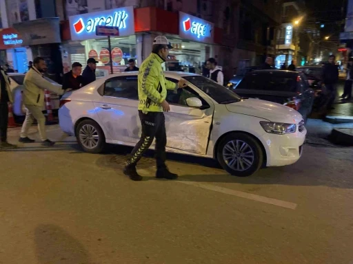 Caddede çarpışan 2 otomobilde maddi hasar oluştu
