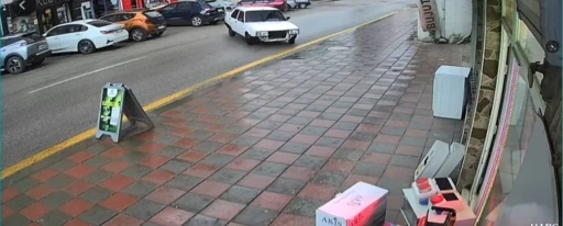 Caddede ‘drift’ atmaya çalışan sürücünün tehlikeli hareketleri kameraya yansıdı
