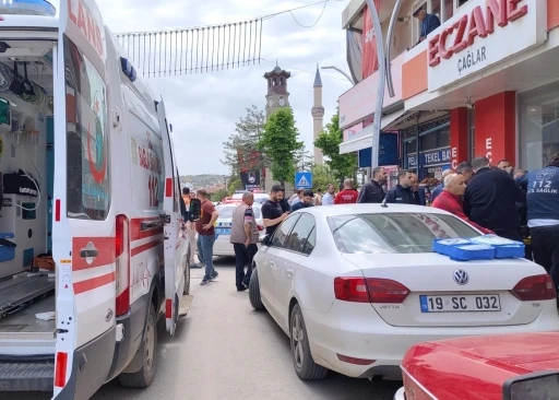 Caddede karşılaştığı husumetlisini bı&ccedil;akladı
