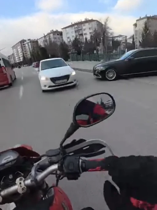Caddede ters y&ouml;ne giren otomobil trafiği tehlikeye attı

