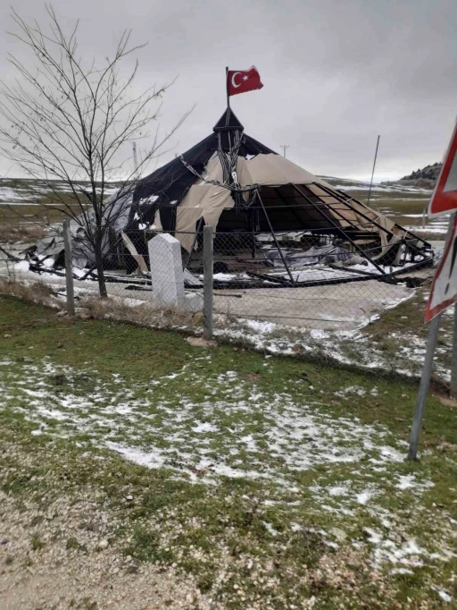 &Ccedil;adır salon şiddetli r&uuml;zgara dayanamayarak par&ccedil;alandı
