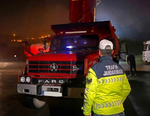 Çakar lamba kullanan kamyon sürücüsüne 138 bin lira ceza kesildi
