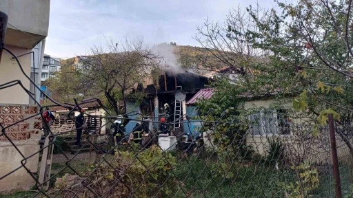 &Ccedil;akmağı doldururken hem kendini hem de evi yaktı
