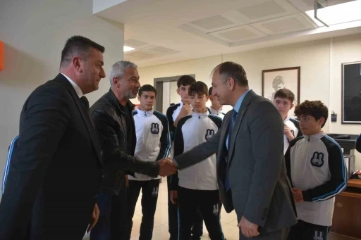 &Ccedil;akmur, Ahmet Hamdi Tanpınar Ortaokulu futsal takımını kutladı
