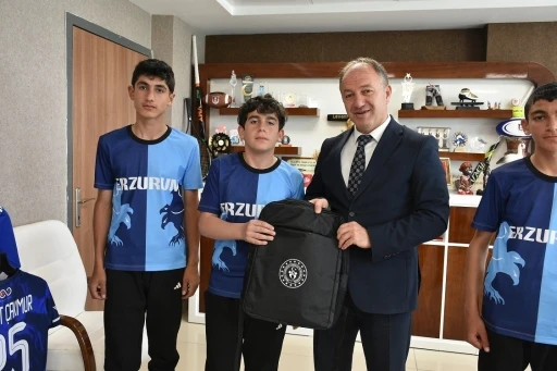 Çakmur kutladı hediye verdi
