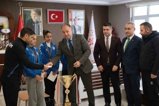 &Ccedil;akmur şampiyon atletleri &ouml;d&uuml;llendirdi
