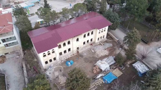 &Ccedil;al&rsquo;daki tarihi mektep restorasyonunda iş&ccedil;iler arasında kavga &ccedil;ıktı; 4 yaralı
