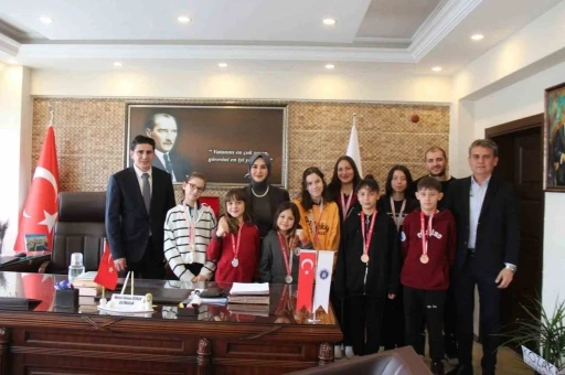 &Ccedil;al&rsquo;ın kick boks yıldızları madalyalarla d&ouml;nd&uuml;
