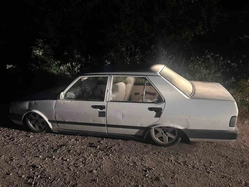 &Ccedil;aldıkları aracı ormana gizlediler, polis kameralarla izlerini s&uuml;rd&uuml;
