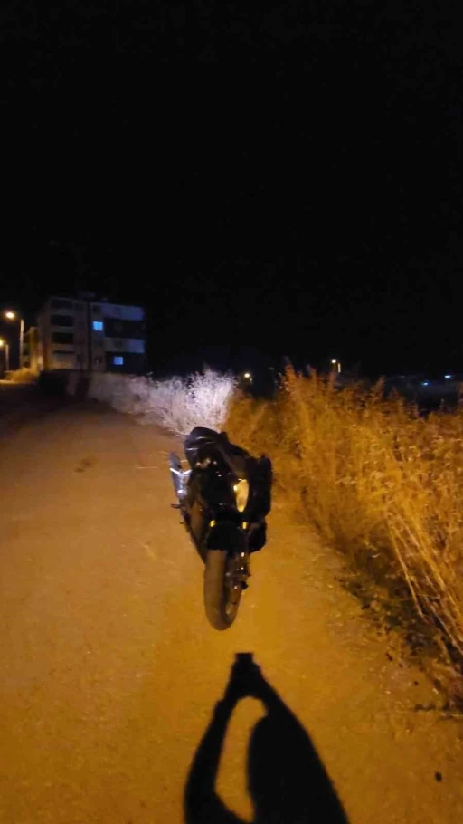 Çaldıkları motosikleti boş araziye atıp kaçtılar
