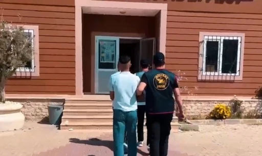 Çaldıkları motosikleti otlarla kapatıp sakladılar
