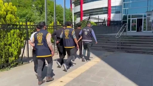 &Ccedil;aldıkları paralarla d&ouml;vme yapmışlar
