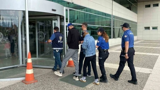 Çaldıkları plakayı başka araca takıp kaçtılar, Sakarya’da yakalandılar
