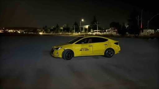 &Ccedil;alınan taksi oto pazarında tek edilmiş halde bulundu
