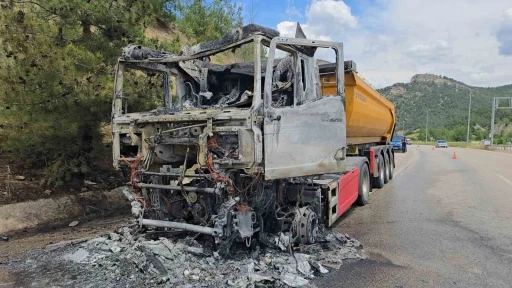 Cam madeni y&uuml;kl&uuml; tır seyir halindeyken alev topuna d&ouml;nd&uuml;: S&uuml;r&uuml;c&uuml; son anda kurtuldu
