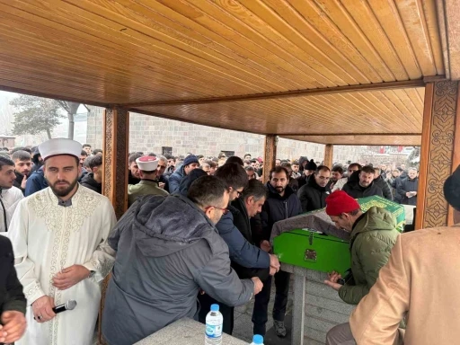 Cam silerken 3. kattan d&uuml;şen &ouml;ğretmen son yolculuğuna dualarla uğurlandı
