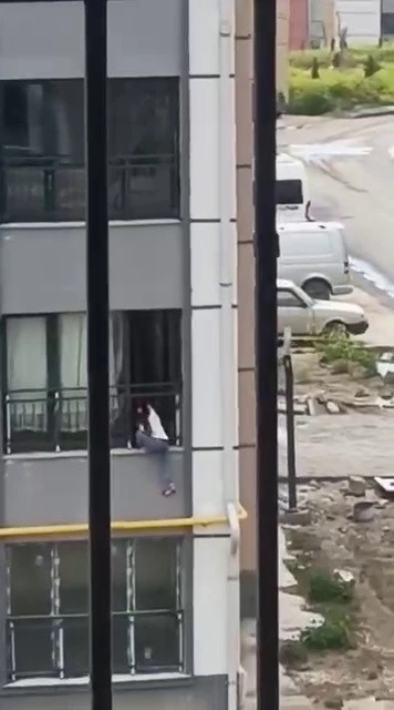 Camdan &ccedil;ıkarak korkulukta gezinen &ccedil;ocuk, y&uuml;rekleri ağza getirdi
