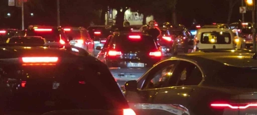 Camdan sarkarak trafiği tehlikeye atan gen&ccedil; polis denetimine takıldı

