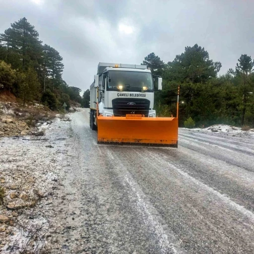 &Ccedil;ameli Belediyesinden kışa g&uuml;&ccedil;l&uuml; m&uuml;dahale, yeni tuzlama aracı g&ouml;revde
