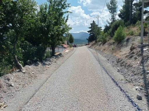 Çameli Belediyesinin yol çalışmalarının ardından mahalle sakinleri daha konforlu ve güvenli ulaşım imkanına kavuştu
