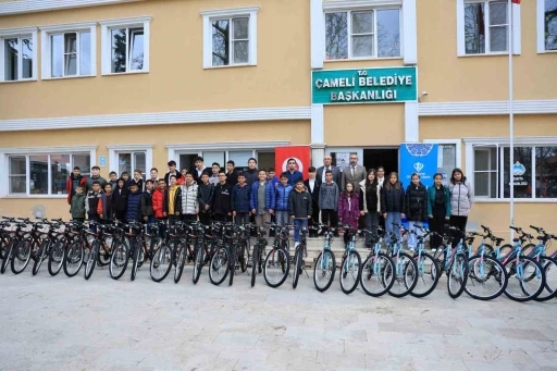 Çameli’nde camiye giden çocuklar bisikletle ödüllendirildi
