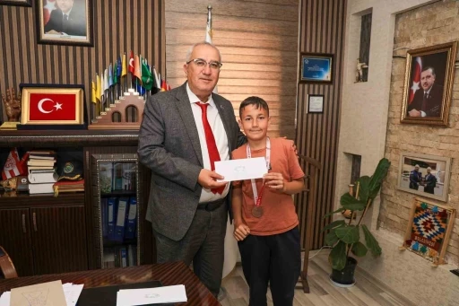 Çamelili öğrenciler 23 Nisan Tenis Turnuvasına damga vurdu
