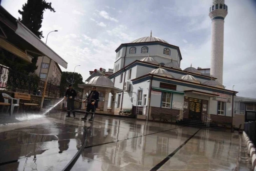 Cami bahçeleri ve duraklar yıkanarak temizlendi

