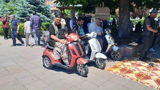 Cami bah&ccedil;esinde ak&uuml;l&uuml; bisikletle saf tuttular
