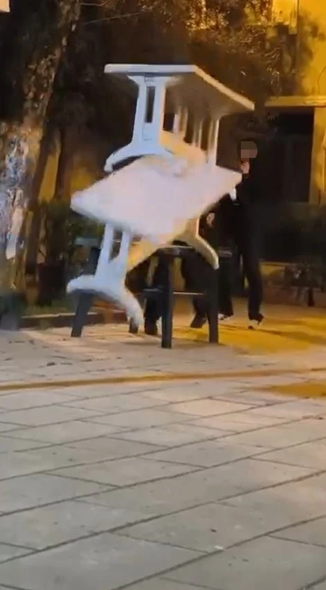 Cami bah&ccedil;esindeki masalara zarar veren &ccedil;ocuklar kamerada
