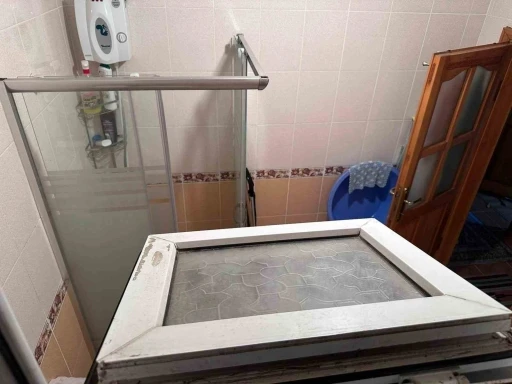 Camı kırıp eve girdi, yaşlı kadının ağzını bantlayıp altınları çaldı
