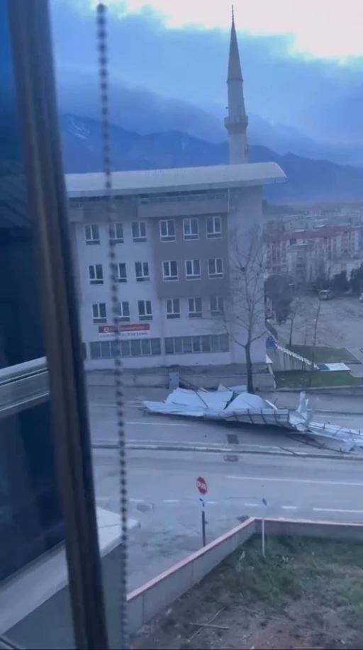 Cami&rsquo;nin &ccedil;atısı u&ccedil;tu, yol kapandı
