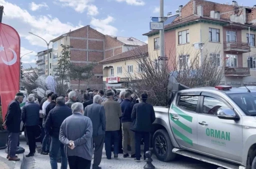 Cami &ouml;n&uuml;nde dağıtılan 2 bin fidan dakikalar i&ccedil;erisinde t&uuml;kendi
