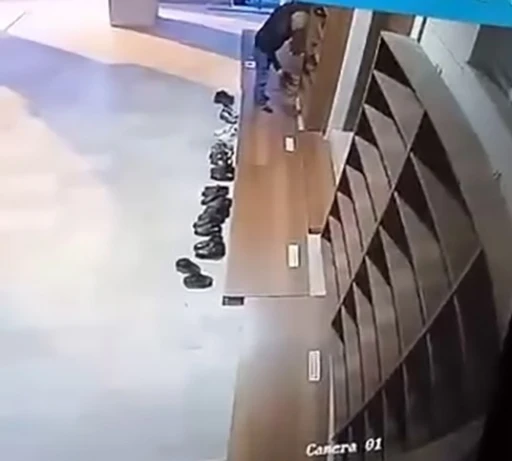 Camide ayakkabı hırsızlığı
