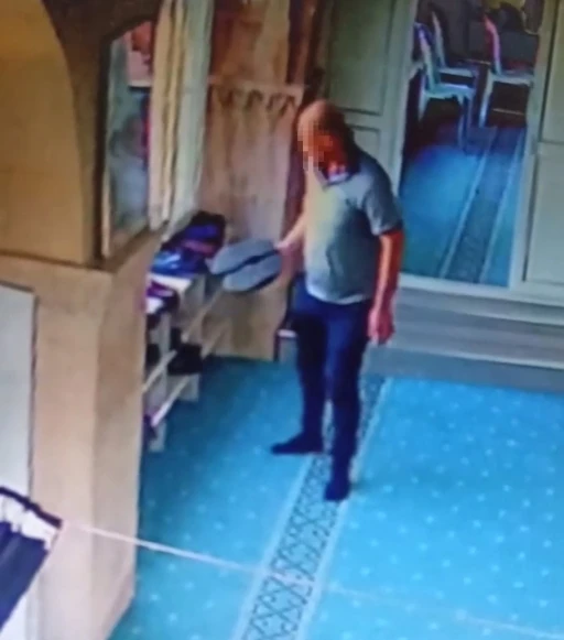 Camide ayakkabıları tek tek inceledi, beğendiğini çaldı
