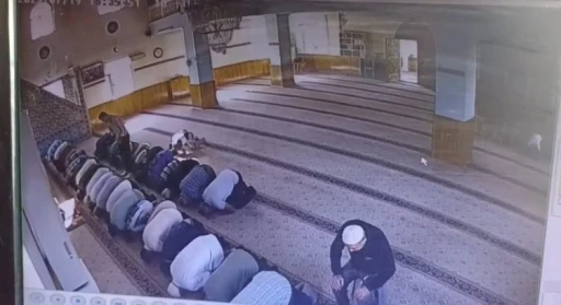 Camide namaz kılan komşusunu &ouml;ld&uuml;ren sanık: "Asıl caniyi kardeşim tahliye olduğunda g&ouml;recekler"
