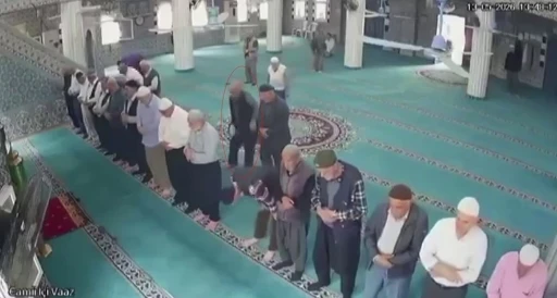 Camide namaz kıldığı sırada kalp krizi ge&ccedil;iren yaşlı adam, imamın kalp masajıyla hayata d&ouml;nd&uuml;
