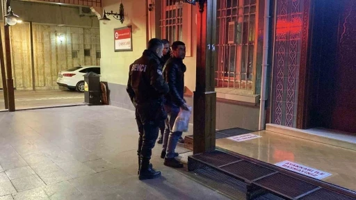 Camide uyuyan adam içeride mahsur kaldı
