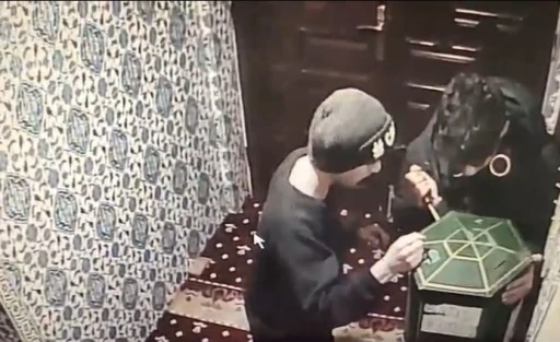 Camideki bağış kutusunu açamayan acemi hırsızlık şüphelileri kamerada
