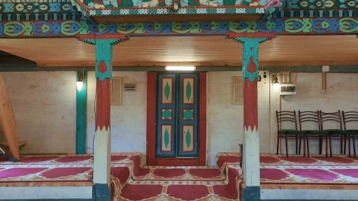 Camili Havzası&rsquo;ndaki 175 yıllık ahşap cami babadan oğula korunuyor

