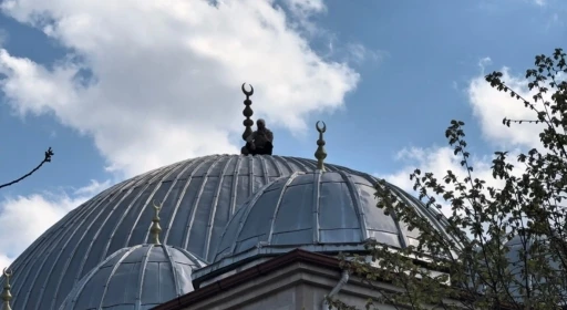 Caminin &ccedil;atısına &ccedil;ıkan şahıs 2 saatlik &ccedil;abanın sonunda ikna edilerek aşağı indirildi
