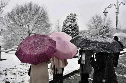 &Ccedil;amlıca&rsquo;da etkili olan kar yağışı havadan g&ouml;r&uuml;nt&uuml;lendi
