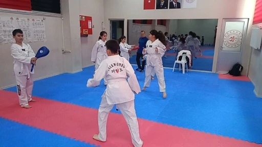 &Ccedil;amlıca Kemal Unakıtan Spor Salonu&rsquo;nda taekwondo r&uuml;zgarı
