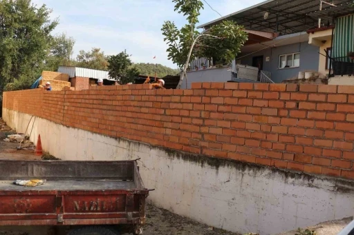 Çamlıdere’de köy içi yollar ve okul çevre duvarları yenilendi
